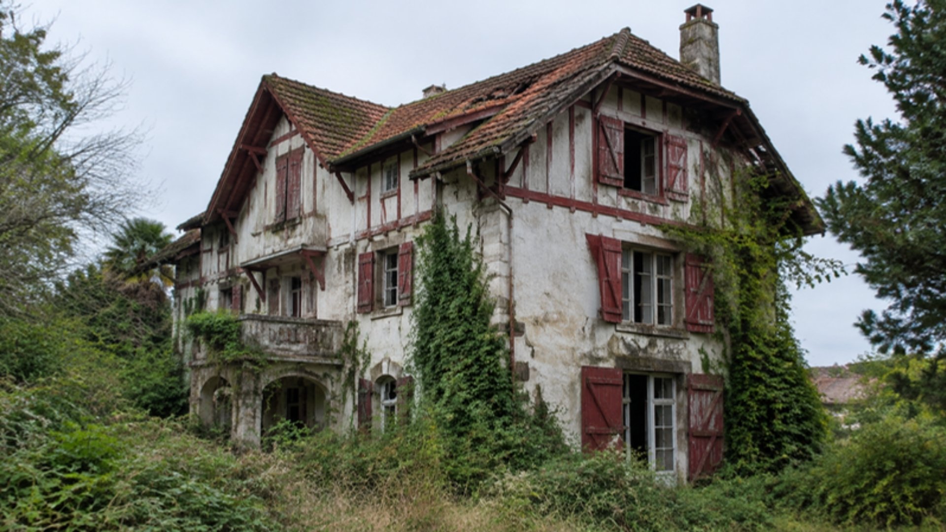 Villa Errobi avant travaux : façade fissurée, volets délavés, jardin en friche